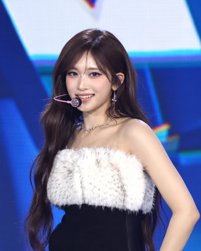 Close-up stage photo of Leeseo in a black outfit with a fluffy white top trim during the Day 2 opening stage.