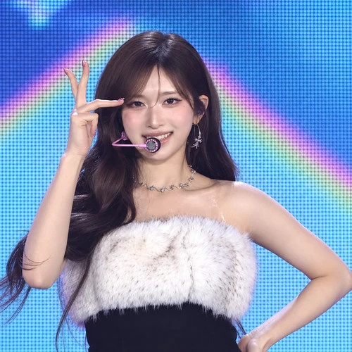 Leeseo smiling on stage while raising two fingers near her eye during the Day 2 opening stage.