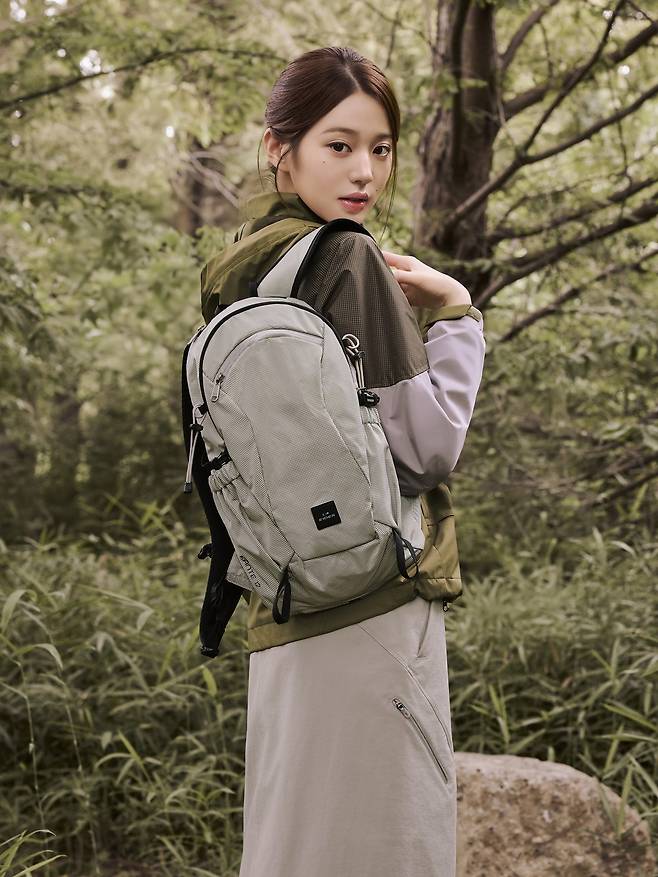 Trail styling with a light-coloured backpack.