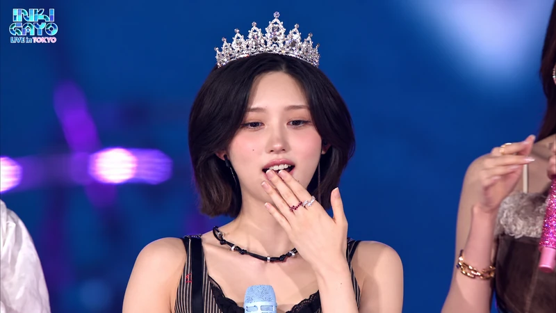 Gaeul wearing a sparkling crown during the birthday celebration on stage