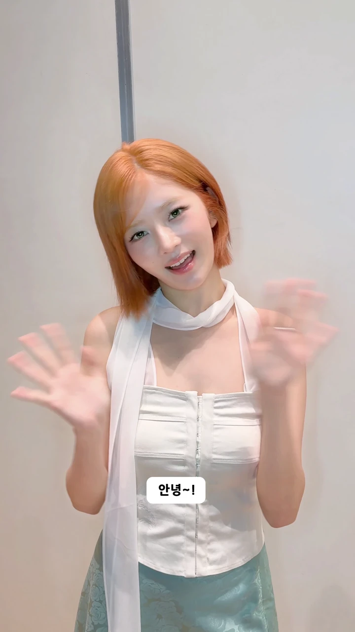Rei waving to Melon listeners
