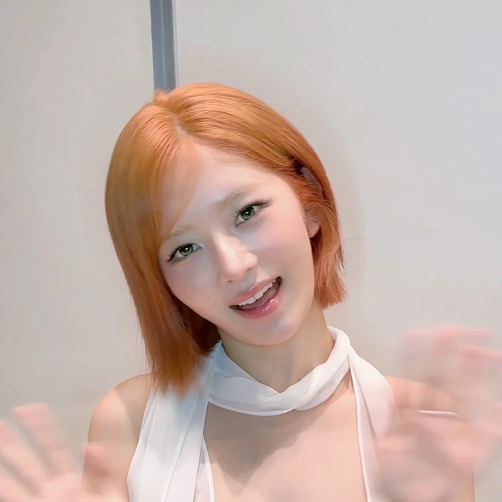 Rei waving in her greeting for Melon listeners