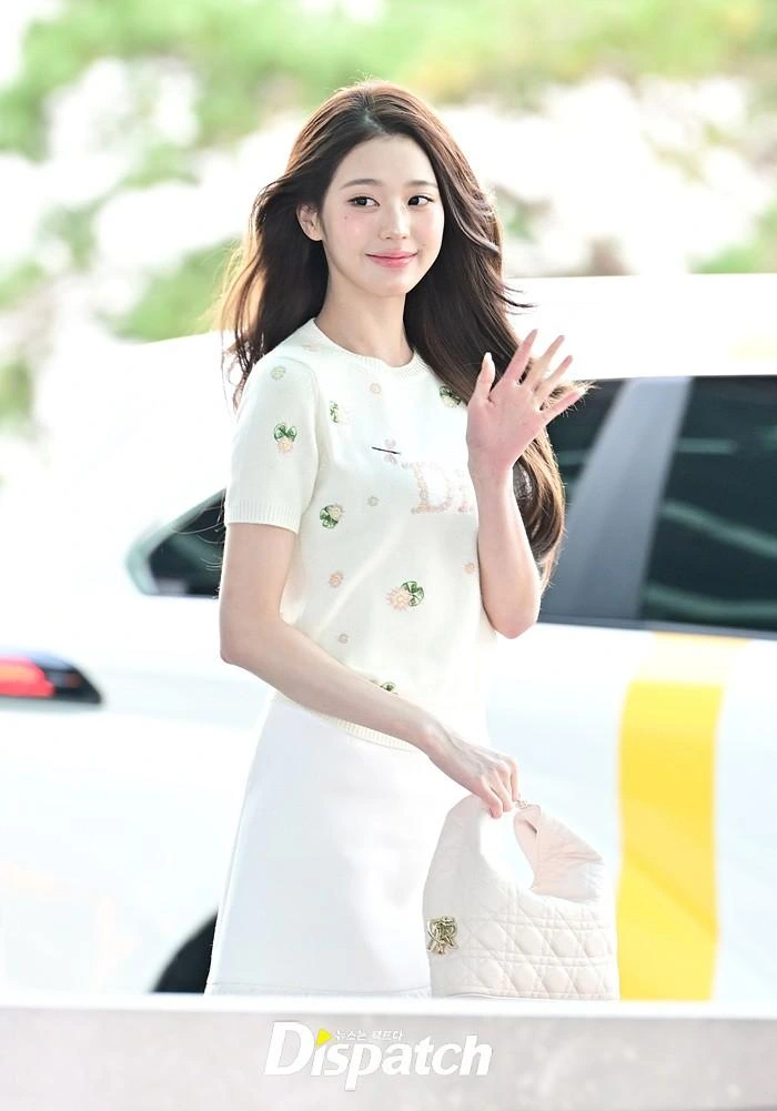 Wonyoung waving before departure at Incheon Airport