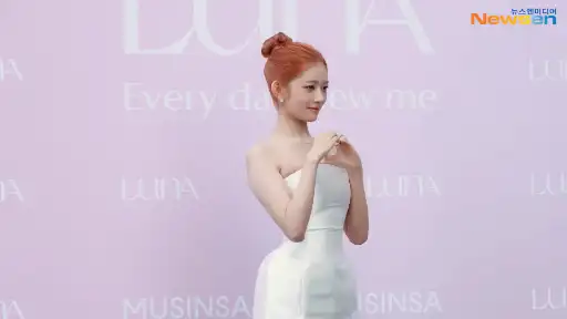 Rei at the LUNA photocall in Newsen’s event video