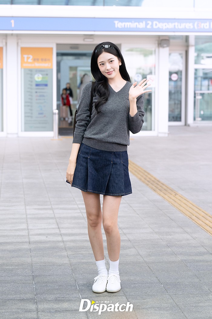 Yujin posing at Incheon Airport before flying to Paris