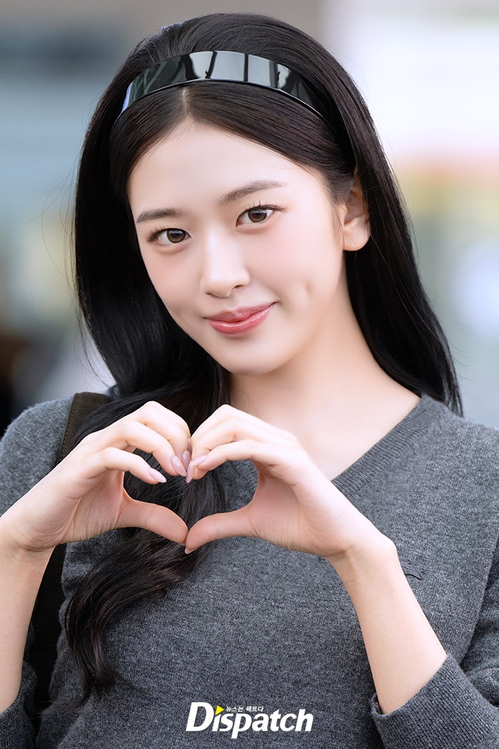 Yujin making a heart at Incheon Airport before departing for Paris Fashion Week