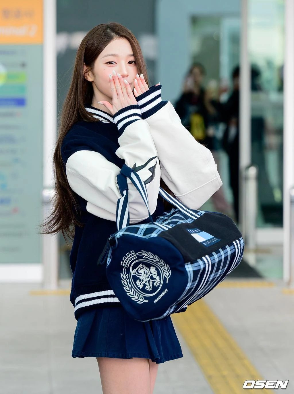 Wonyoung at Incheon Airport; the video preview loads on opening this article
