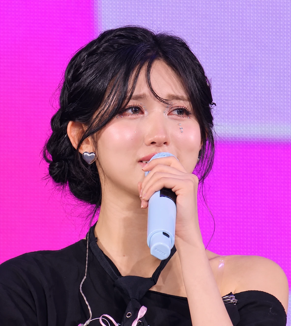 Gaeul with tears in her eyes at the Tokyo Dome finale