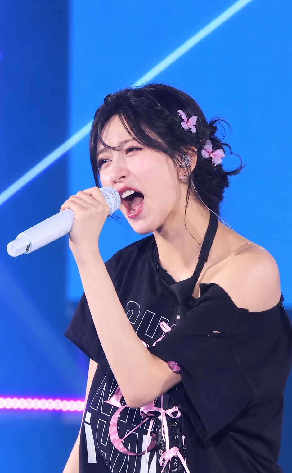 Gaeul performing with a microphone at the Tokyo Dome encore