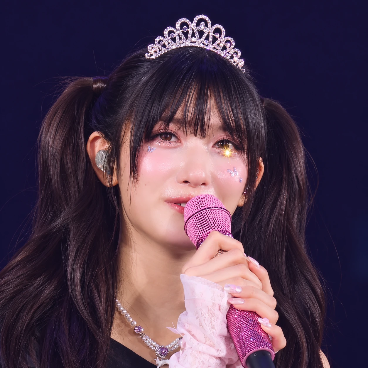 Leeseo with tears in her eyes at the Tokyo Dome finale